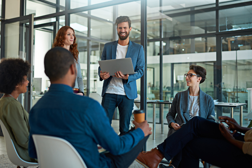 Como seus colaboradores podem ajudar a promover sua empresa de engenharia e construção usando o digital